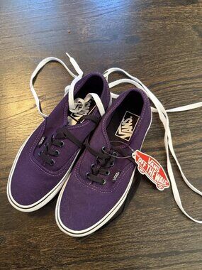 New vans shoes women size 6 purple w/ two color shoelace
